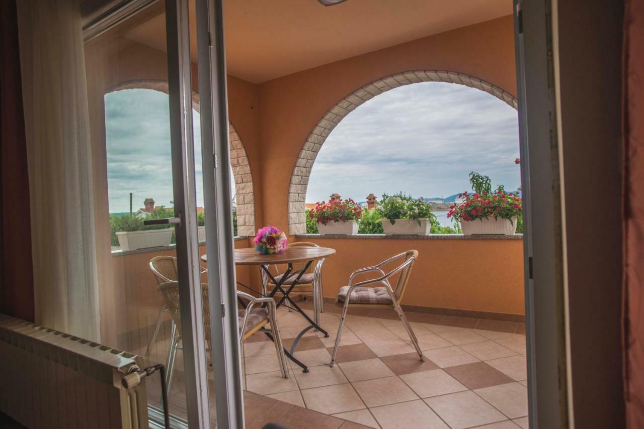 Apartman Lana Omisalj Exterior photo